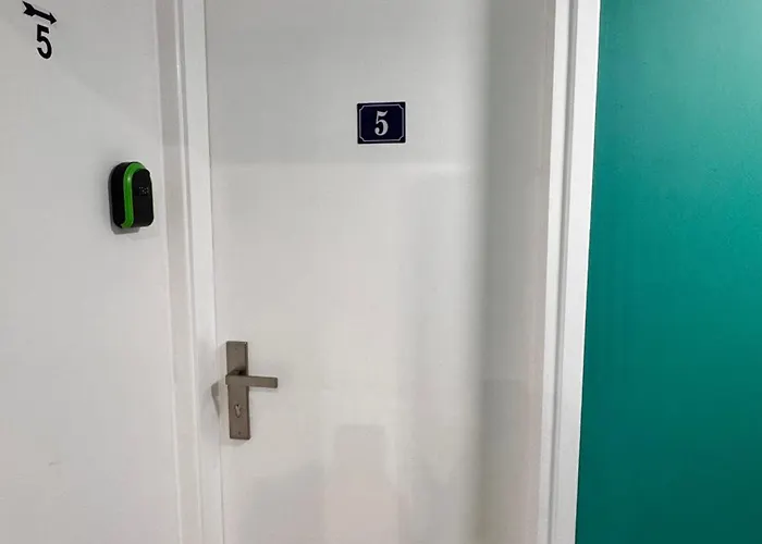 Modern Nr5 Private Kitchenette And Bathroom