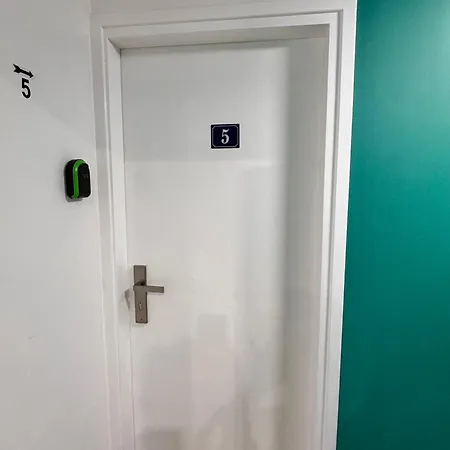 Modern Nr5 Private Kitchenette And Bathroom